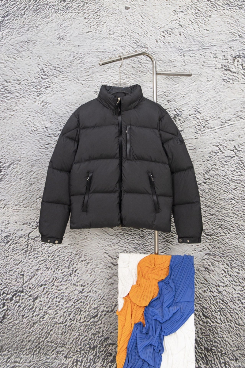 G*u*i down coat